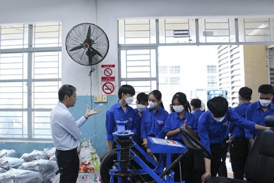 Binh Thuan 성에 있는  Nguyen Van Troi 고등학교, Hung Vuong 고등학교, Duc Tan 고등학교의 학생 대표단을 맞이했다.