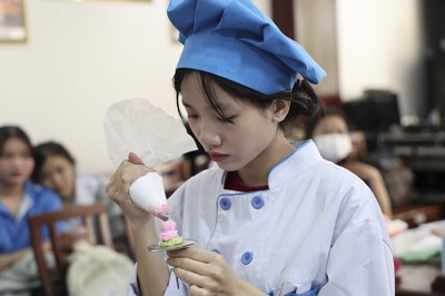 관광–호텔학과 학생들, 케이크 데코레이션 대회에서 창의력을 펼치다